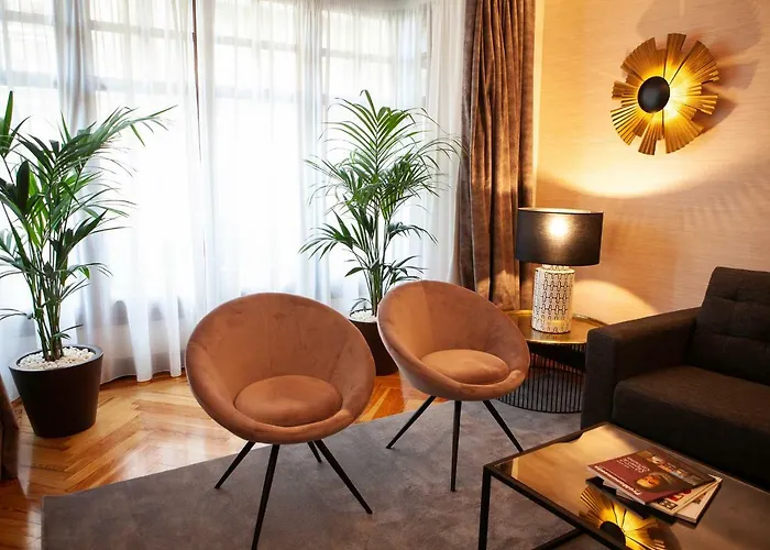 Palacete Colonial 3* ليون